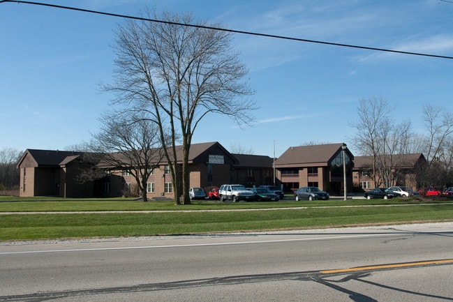 Lake Forest Apartments - 62+ Senior Housing in Oak Creek, WI - Foto de edificio - Building Photo