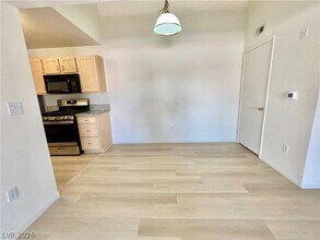 950 Seven Hills Dr in Henderson, NV - Building Photo - Building Photo