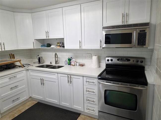 1811 Jefferson St, Unit 501 in Hollywood, FL - Building Photo - Building Photo