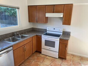 3745 Portofino Way in Santa Barbara, CA - Foto de edificio - Building Photo