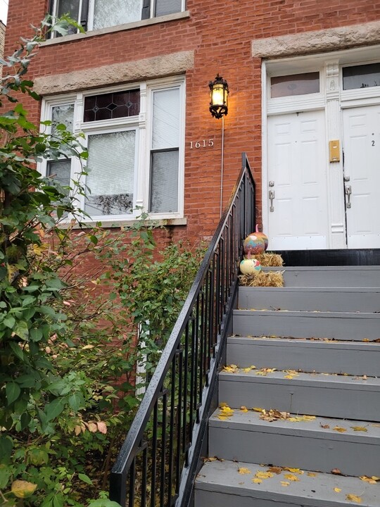 1615 W Barry Ave, Unit #3rd floor in Chicago, IL - Foto de edificio