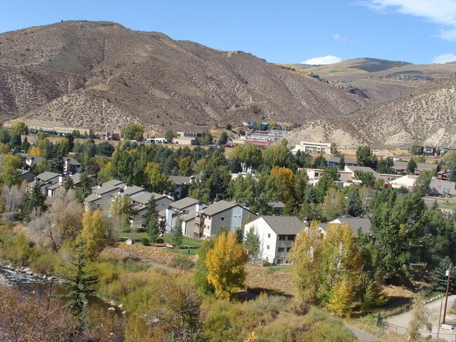 property at 998 W Beaver Creek Blvd