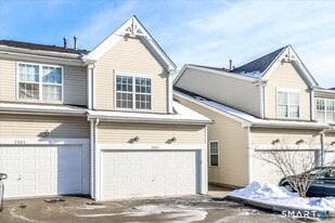 2004 Eaton Ct in Danbury, CT - Building Photo