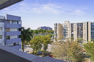 5050 NW 7th St in Miami, FL - Building Photo - Building Photo