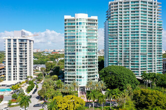 Grove Hill in Miami, FL - Foto de edificio - Building Photo