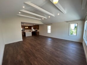 562 E Market St in Long Beach, NY - Building Photo - Building Photo