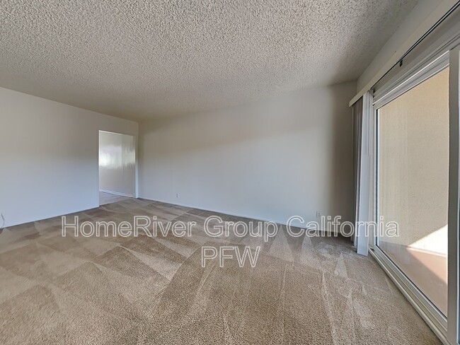 1124 W Huntington Dr in Arcadia, CA - Foto de edificio - Building Photo