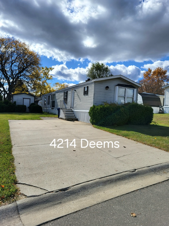 4214 Deems St in Milford, MI - Building Photo