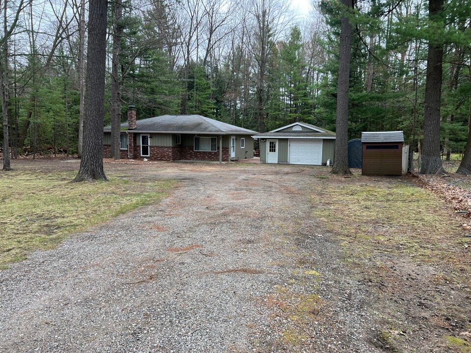 1111 Woodsdale Dr in Prudenville, MI - Building Photo