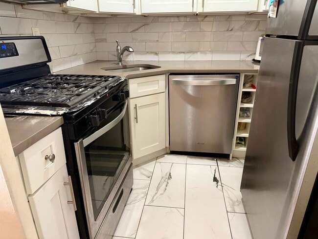 225 St Pauls Ave, Unit 11E in Jersey City, NJ - Building Photo - Building Photo
