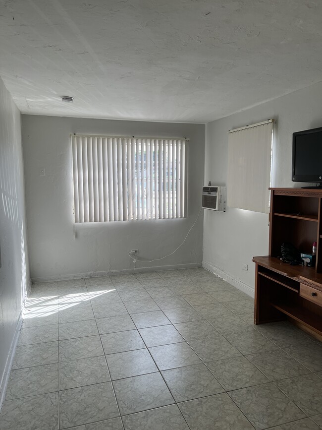 6387 Coral Way, Unit Studio in Miami, FL - Foto de edificio - Building Photo