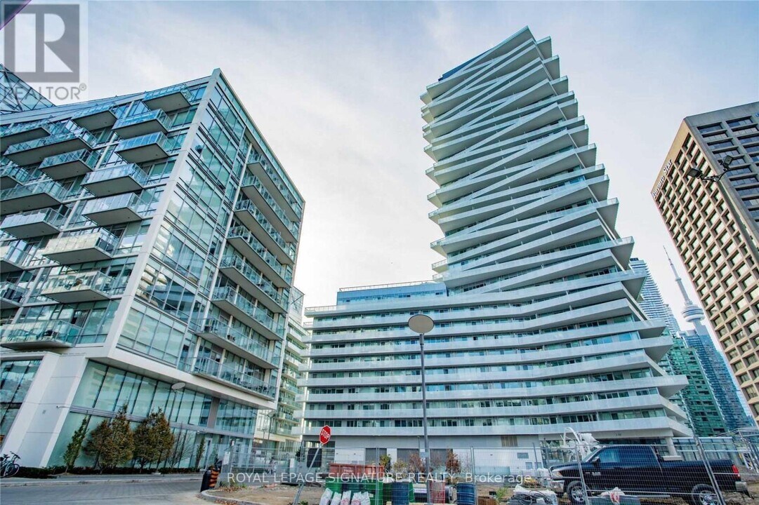 15 Queens Quay E in Toronto, ON - Building Photo