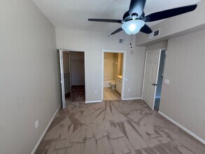 11400 Ocean Walk Ln, Unit 5-214 in Ft. Myers, FL - Foto de edificio - Building Photo
