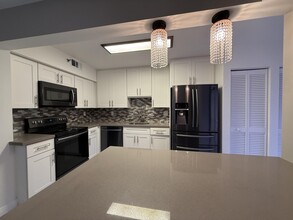 7564 Regency Lake Dr in Boca Raton, FL - Building Photo - Building Photo