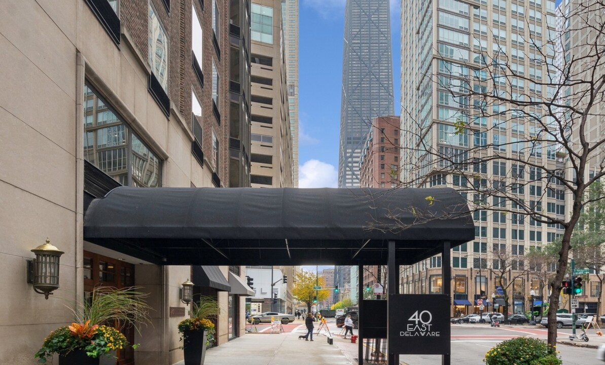 40 E Delaware Pl in Chicago, IL - Foto de edificio