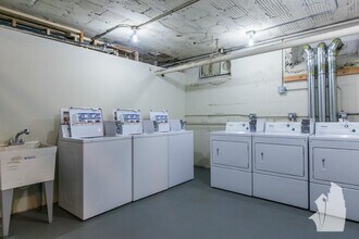 537 W Belmont Ave, Unit 511-23 in Chicago, IL - Building Photo - Building Photo