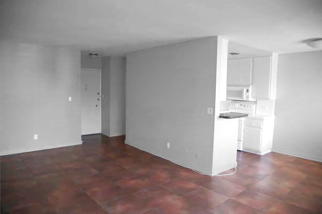 1233 N Flores St, Unit 305 in West Hollywood, CA - Building Photo - Building Photo