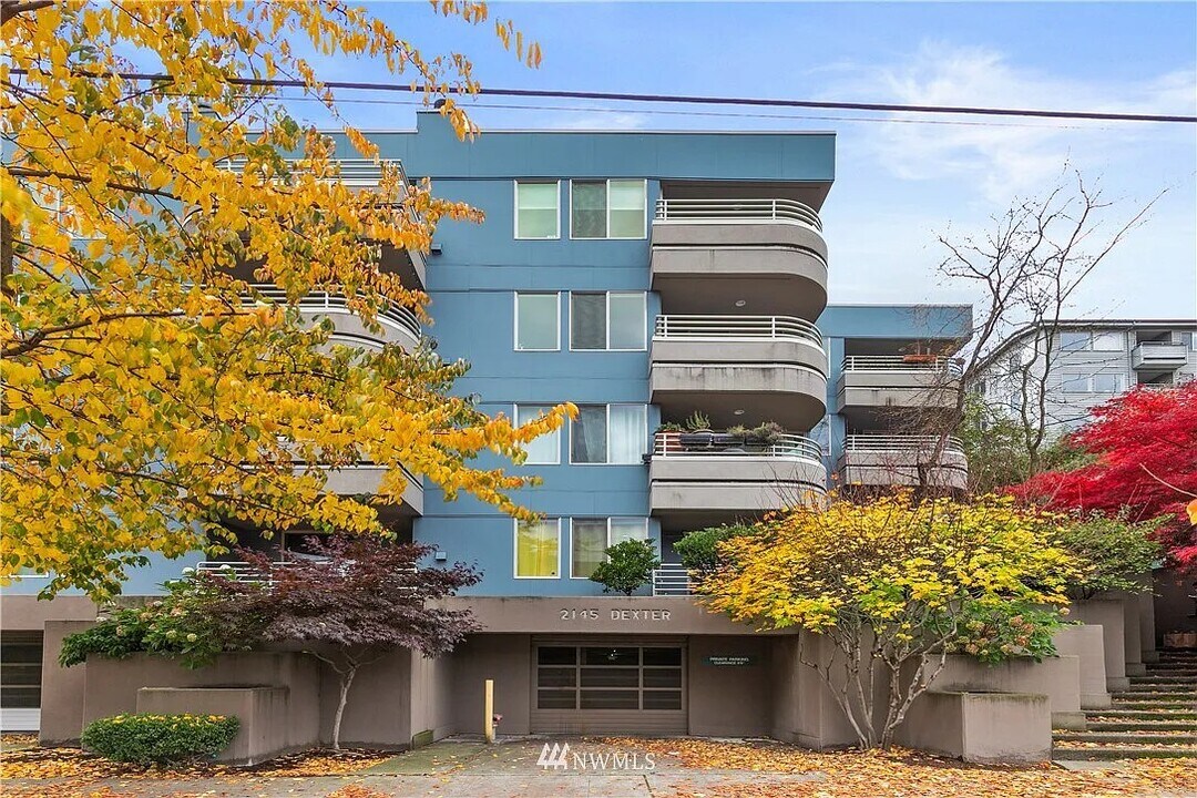 2145 Dexter Ave N, Unit 101 in Seattle, WA - Foto de edificio