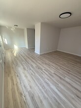 1413 N Oakes St, Unit B in Tacoma, WA - Foto de edificio - Building Photo