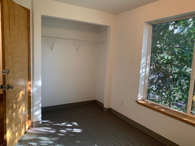 Collegiate Court 1C in Seattle, WA - Building Photo - Building Photo