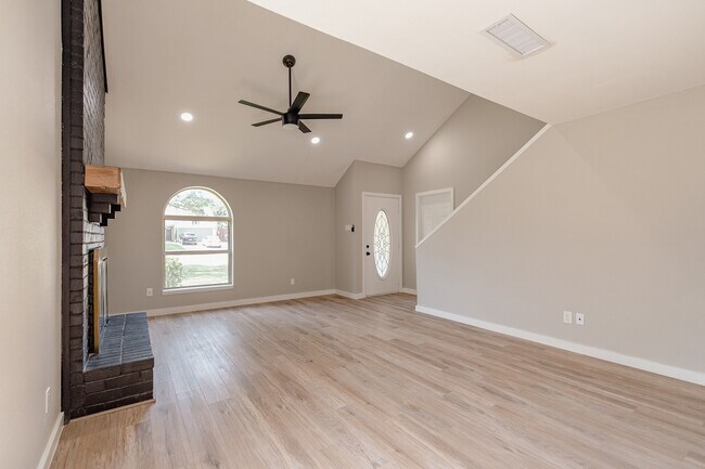 2027 Lucerne Cir in Carrollton, TX - Building Photo - Building Photo