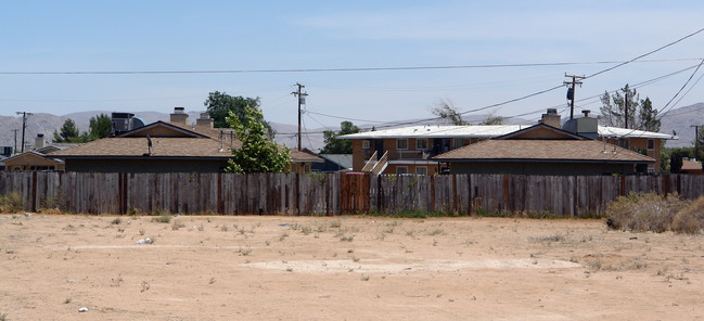 15544 Broken Bow Rd in Apple Valley, CA - Building Photo - Building Photo