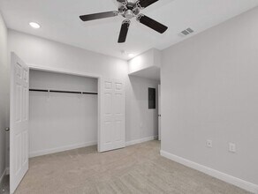 430 Schmidt Rd in Sealy, TX - Foto de edificio - Building Photo