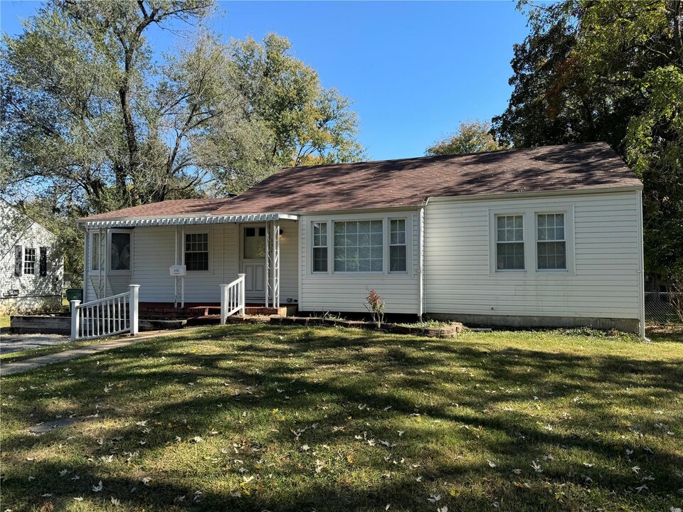 430 Corona Ct in St. Louis, MO - Building Photo