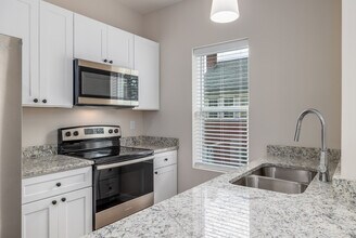 305 W Washington St in Champaign, IL - Foto de edificio - Interior Photo