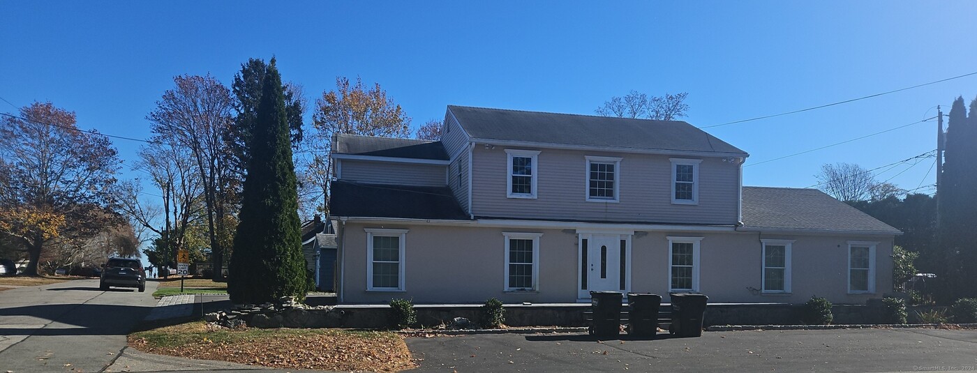 46 Maple Ave in Old Saybrook, CT - Building Photo