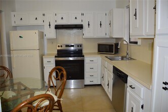 461 Ives Dairy Rd in Miami, FL - Building Photo - Building Photo