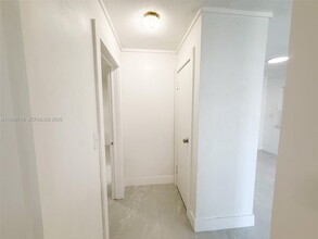 7040 NW 24th St in Sunrise, FL - Building Photo - Building Photo