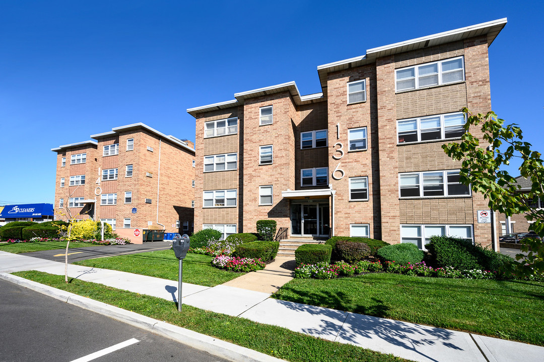 State Gardens in Hackensack, NJ - Building Photo