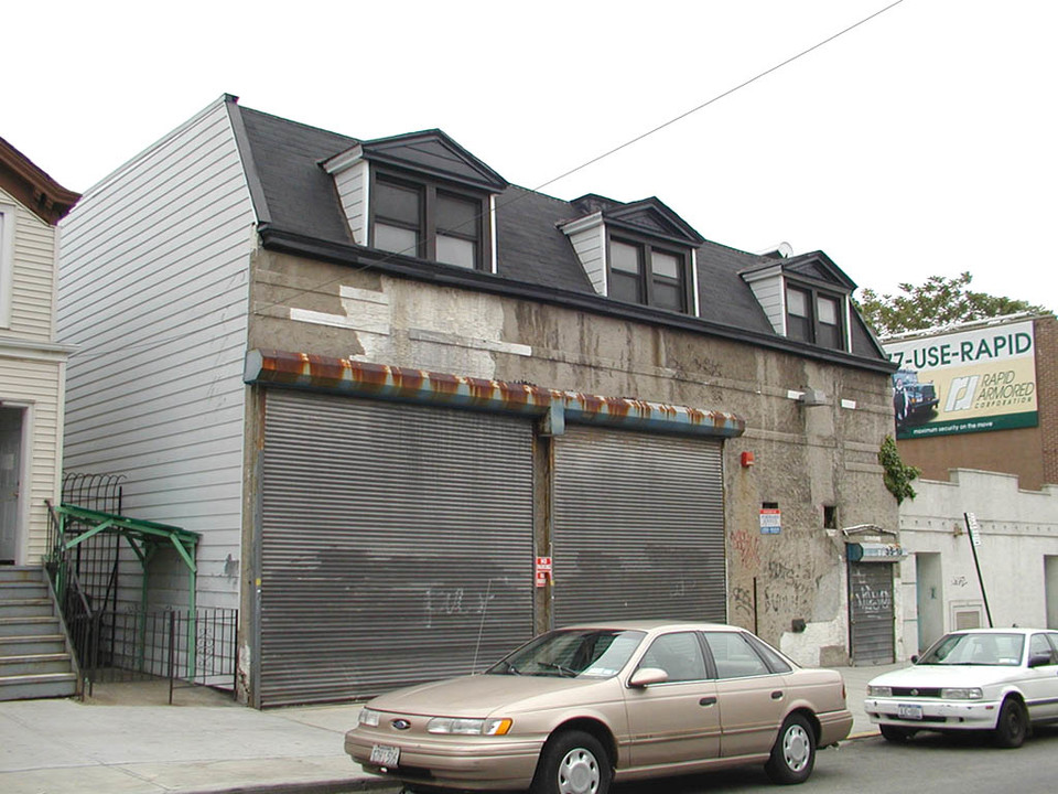 35-15 Farrington St in Flushing, NY - Building Photo