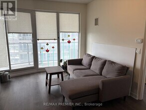 2221 Yonge St in Toronto, ON - Building Photo - Building Photo