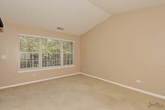 1187 N Red Oak Cir in Round Lake Beach, IL - Foto de edificio - Building Photo