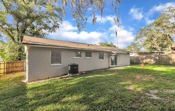 2009 E Humphrey St in Tampa, FL - Building Photo - Building Photo