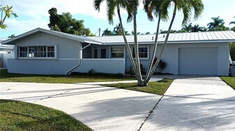 424 Bayshore Dr in Cape Coral, FL - Building Photo