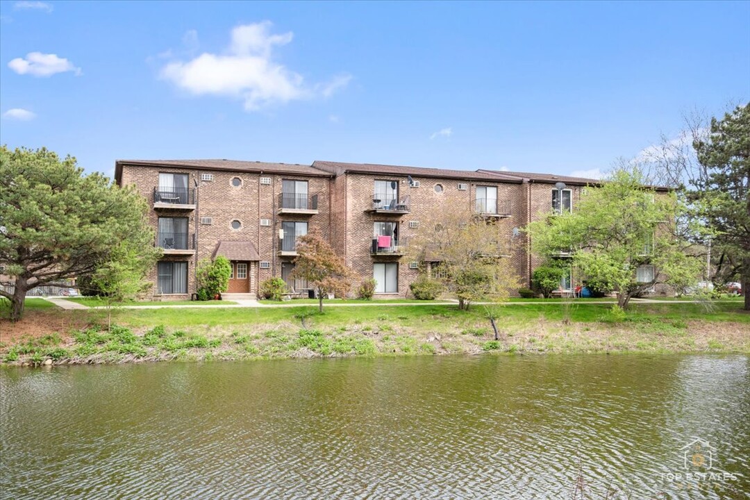 1538 Crimson Ln in Palatine, IL - Building Photo