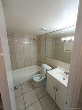 1700 NE 191st St-Unit -306 in North Miami Beach, FL - Foto de edificio - Building Photo