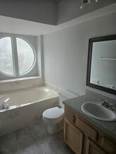 8121 Fieldside Dr W in Jacksonville, FL - Foto de edificio - Building Photo