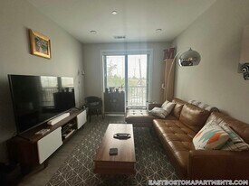 656 Saratoga St in Boston, MA - Building Photo