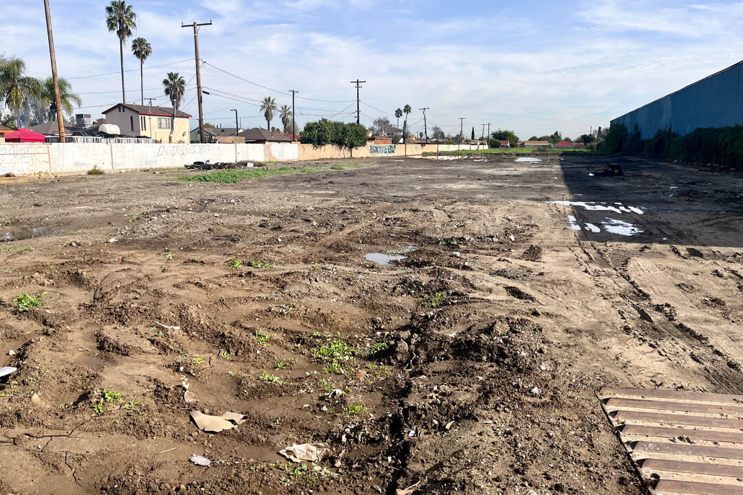 Sycamore Walk in Compton, CA - Building Photo