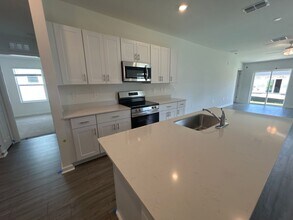 3084 NE 38th Ln in Ocala, FL - Building Photo - Building Photo