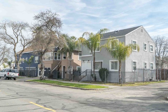 2611 Alhambra in Sacramento, CA - Foto de edificio - Building Photo