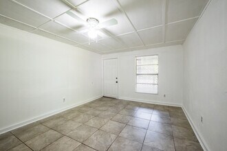 1094 N Lakewood Ave in Ocoee, FL - Building Photo - Building Photo