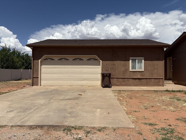 1374 S Ford Dr in Kanab, UT - Building Photo - Building Photo