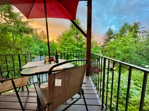 18 Northview Ct in Lake Oswego, OR - Foto de edificio - Building Photo
