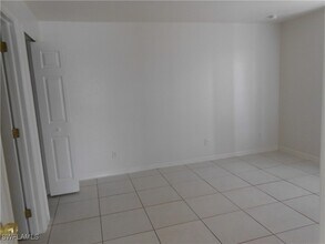 4946 Golfview Blvd in Lehigh Acres, FL - Foto de edificio - Building Photo