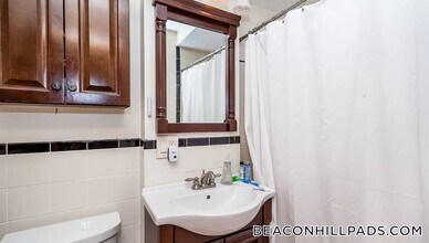 97 Myrtle St, Unit 2 in Boston, MA - Foto de edificio - Building Photo